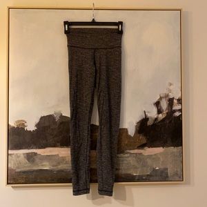 Like new! Gray herringbone lululemon wunder unders size 6